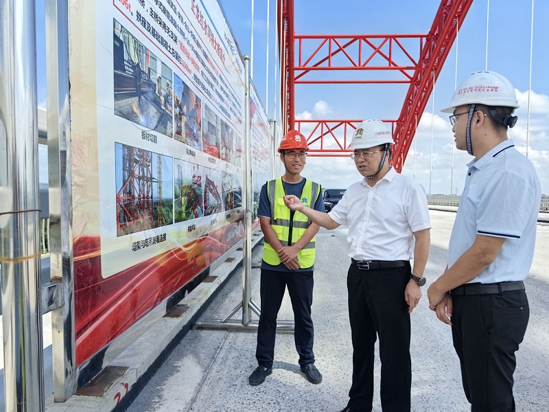 周靈(右二)在正龍紅水河特大橋調(diào)研 覃芳攝.jpeg